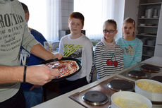 Gemeinde dankt den Sternsingern mit einem Pizzabacken 